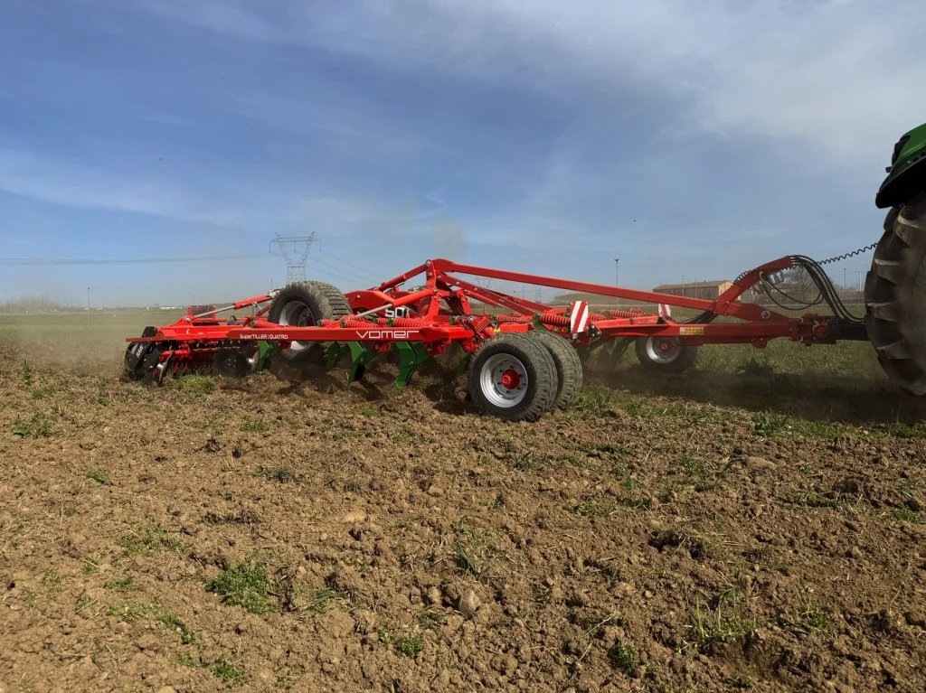 SuperTILLER Quatro — Cultivador chisel arrastrado 4 filas