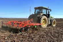 SuperTILLER trabajando con rastrojos